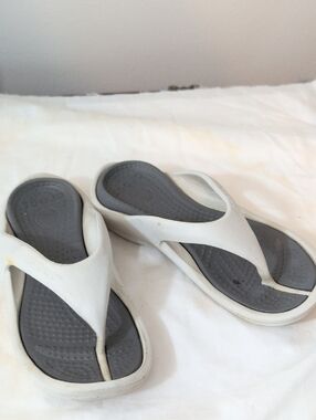 CROCS Women's White and Gray Classic Thong Sandals